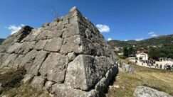 Piramida ellinikou argoys