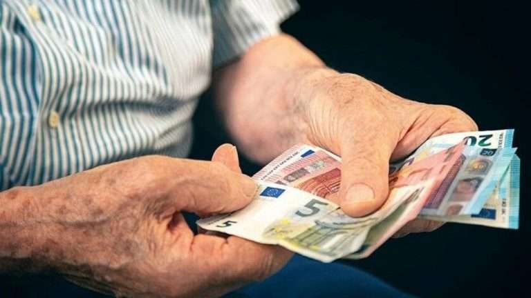 CREATOR: gd jpeg v1.0 (using IJG JPEG v62), quality =